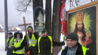 Idą z pielgrzymką dookoła Polski i ciągną na przyczepie obraz Chrystusa Króla. Właśnie dotarli pod Tatry [ZDJĘCIA]