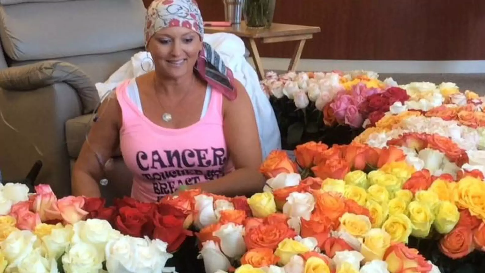 Kupił żonie chorej na raka 500 róż na ostatnią chemię. To, co stało się potem, wzruszyło wszystkich