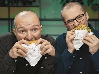 Krzysztofa Bożka (z lewej) i Huberta Denisa zaskoczyła popularność ich wegańskiej burgerowni Krowarzywa. Dziś w ramach sieci działa pięć lokali własnych i 10 na licencji franczyzowej