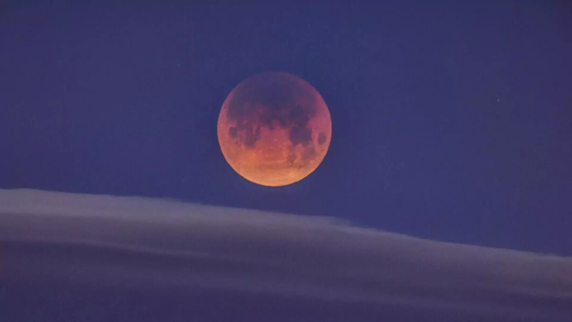 Internauci z całego świata dzielą się zdjęciami z "Super Blue Moon". Było co podziwiać