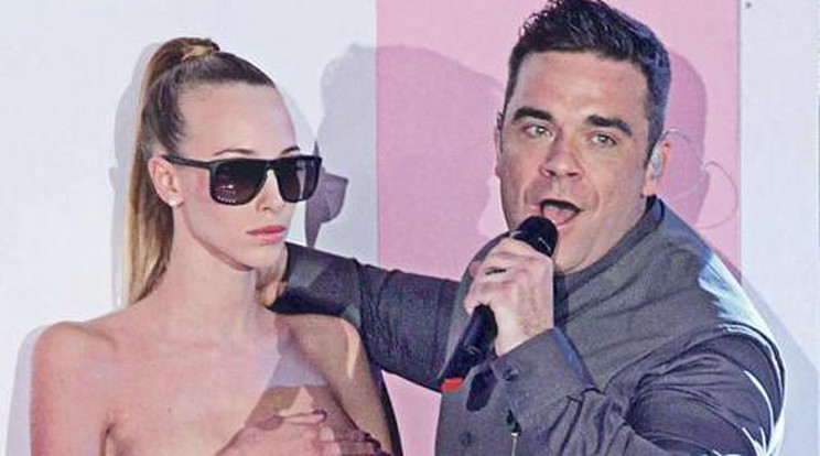 Meztelen nőt tapizott Robbie Williams