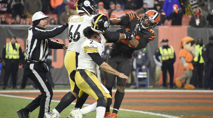 Myles Garrett (jobbra) Mason Rudolph fejét csapkodta a sisakjával /Fotó: Getty Images