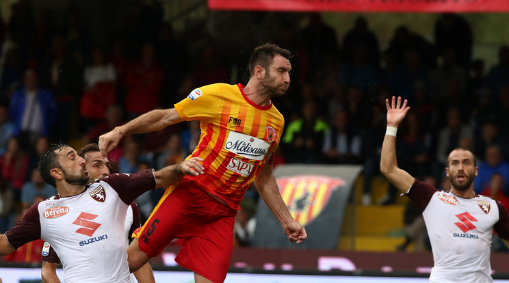 Lucioni (sárga-pirosban) a Torino elleni meccsen akadt fent a vizsgálaton / Fotó: AFP