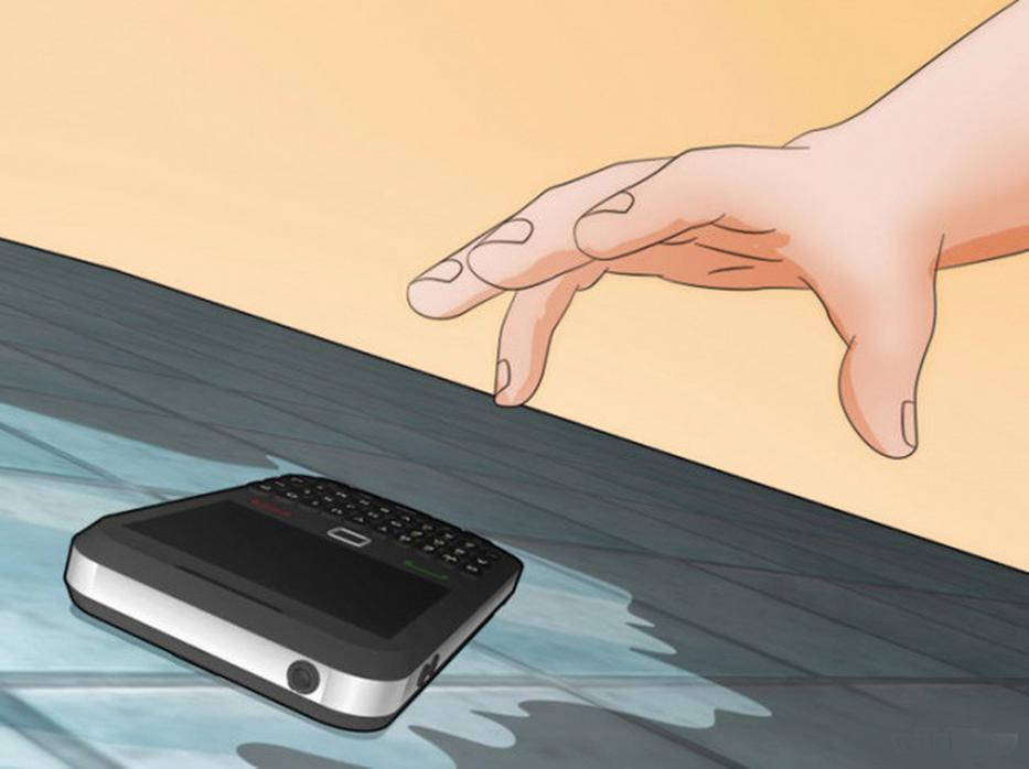 Vízbe esett, vizes lett a mobilod? 10 tipp, amivel megmentheted!
