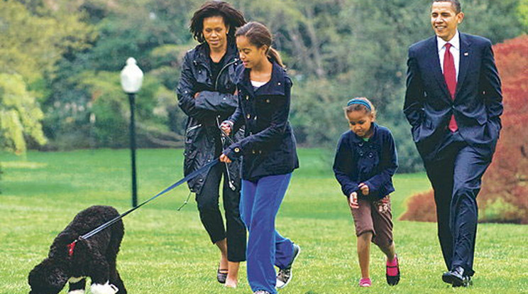 Barack Obama és családja Bót sétáltatja