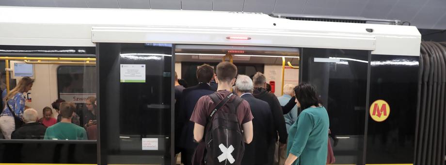 Pierwsi pasażerowie korzystający z nowego odcinka linii metra M2