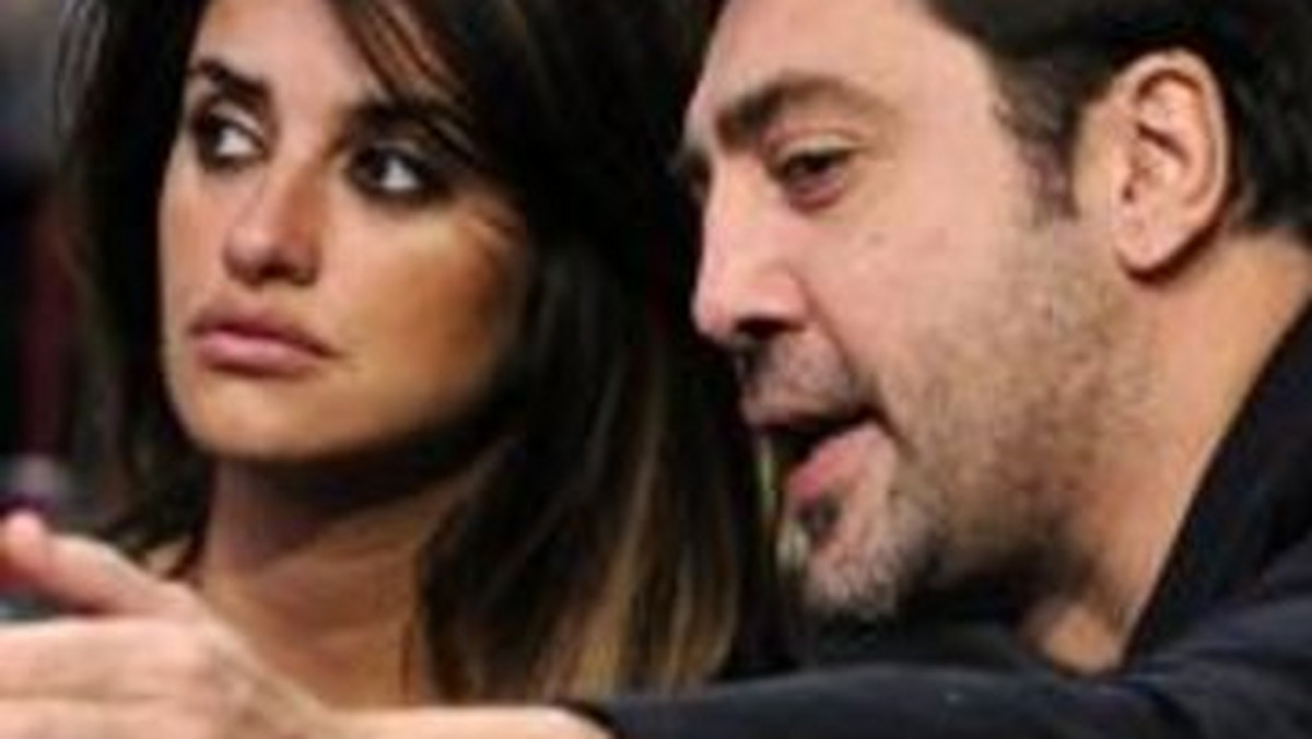 Ani na moment nie odrywali wzroku od swojego trzymiesięcznego synka Leo, którego nieśli na rękach. Raz trzymała go PENÉLOPE CRUZ, a raz jej ukochany JAVIER BARDEM. Szczęśliwi rodzice spacerowali po parku Will Rogers w Pacific Palisades. Byli tak zajęci dzieckiem, że nawet nie zauważyli ukrywających się miedzy drzewami paparazzich.

Zdjęcie: Ons