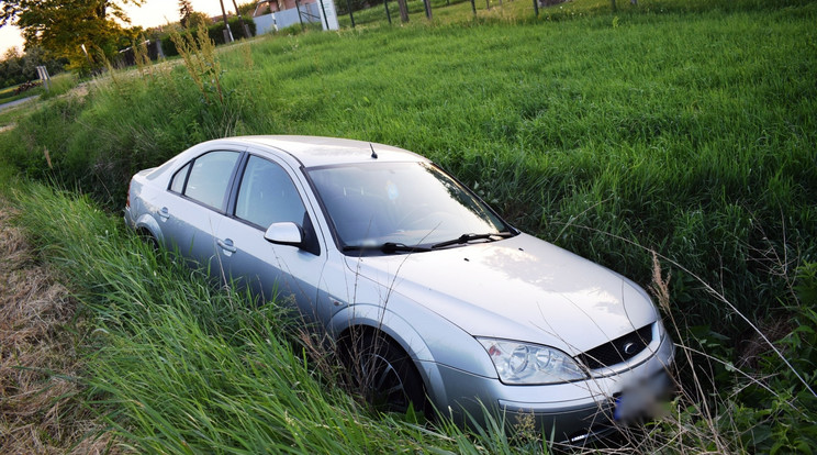 Az ittas sofőr az árokban kötött ki /Fotó: police.hu