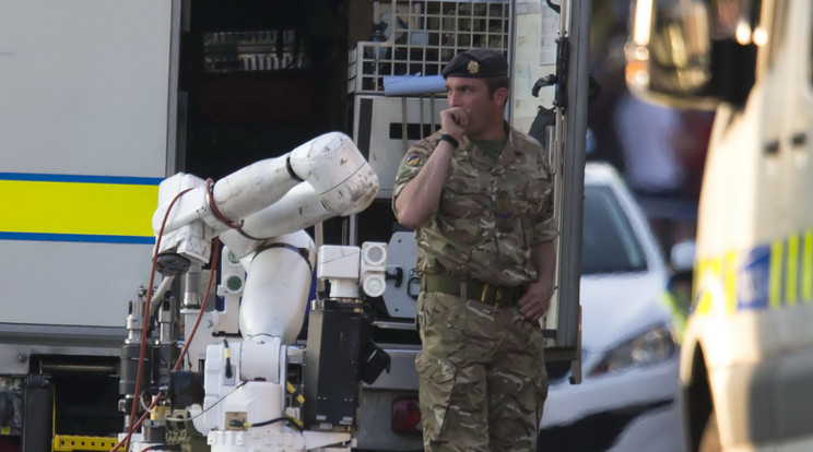 Manchesterben bombakereső robotokkal vizsgáltak át a házakat /Fotó: AFP