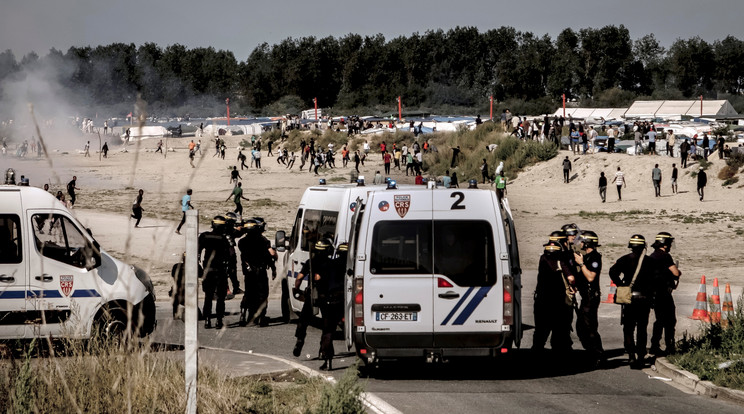 Calaisnál mindennapos az erőszak, migránsok tömege akar átjutni Nagy-Britanniába / fotó: AFP