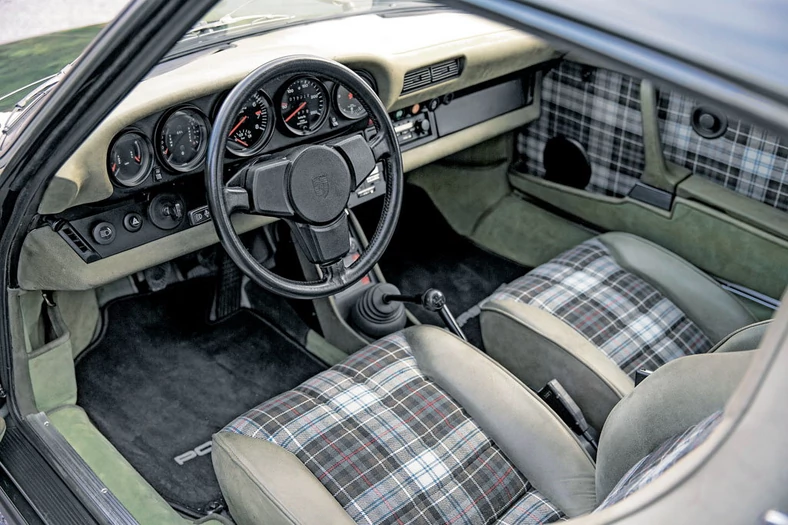 Z zewnątrz zielony, a we wnętrzu kraciasty. Porsche chciał, żeby auto pasowało do płaszcza. Otwory wentylacyjne i pokrętła na drzwiach pochodzą z Turbo produkowanego pod koniec 1976 r. Nietypowo: szybkościomierz wyskalowano do 250 km/h