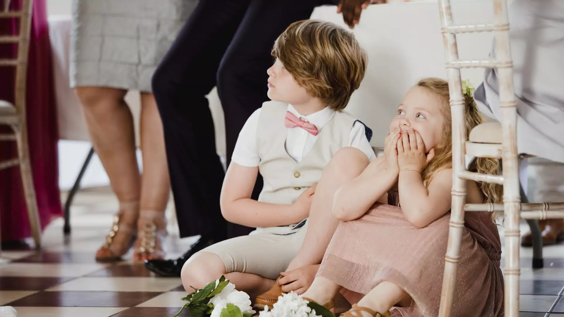 "Kobiety zabierają małe dzieci na wesela, żeby się pochwalić". Czy matki chcą zrujnować ślub młodym?