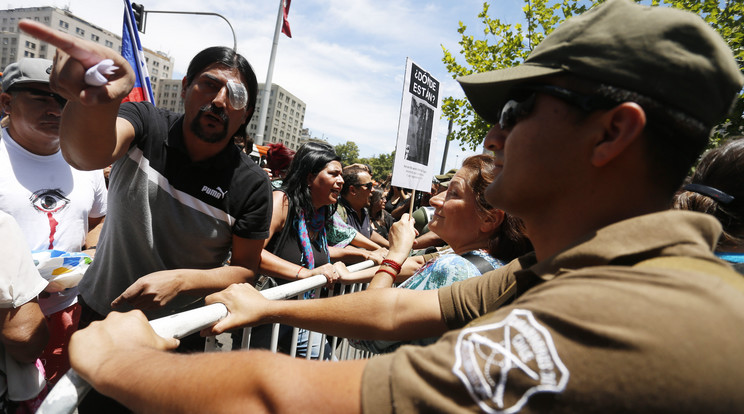 Folytatódnak a zavargások Chilében / Fotó: MTI/AP/Luis Hidalgo