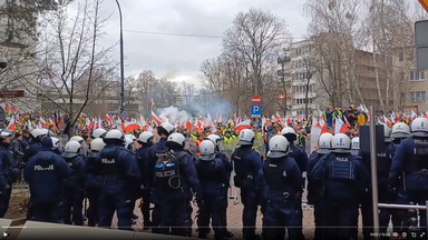 Starcia protestujących z funkcjonariuszami przed Sejmem. Ranni policjanci