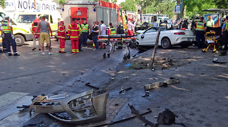 A Mercedes fellökte a Citroent a buszmegállóba, ketten haltak meg / Fotó: RAS-archív