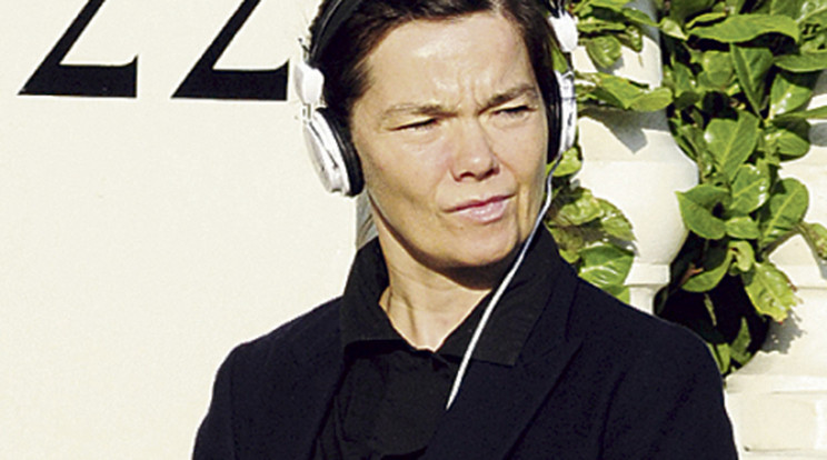 Björk már énekel