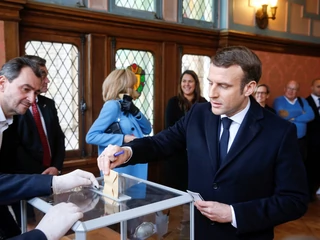Emmanuel Macron podczas pierwszej i jedynej jak dotąd tury wyborów samorządowych we Francji, 15.03.2020
