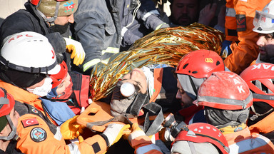 Niesamowity wyczyn ratowników. Po ośmiu dniach uratowali spod gruzów w Turcji dwie osoby