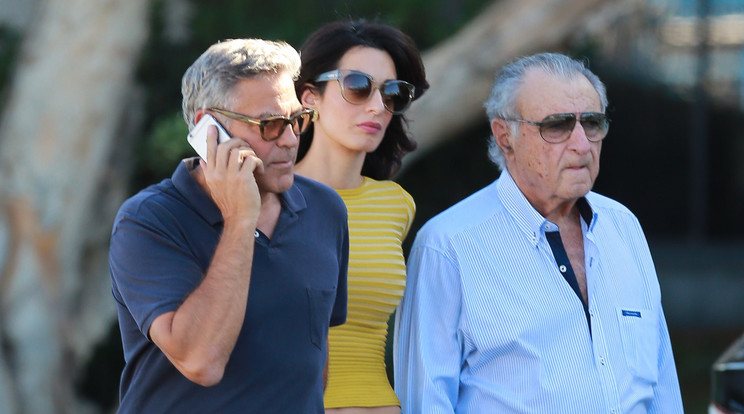 Amal Clooney édesapjával együtt meglátogatta férjét egy filmforgatáson /Fotó: Northfoto
