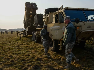 System przeciwlotniczy i przeciwrakietowy Patriot na poligonie w Sochaczewie (woj. mazowieckim). Producent Patriotów, amerykańska firma Raytheon, to drugi największy koncern zbrojeniowy na świecie. Tę broń kupuje także Polska.