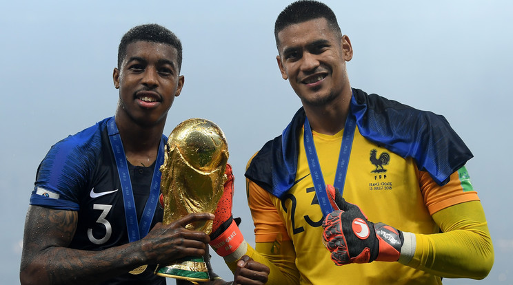 Alphonse Aréola (jobbra,
mellette Presnel Kimpembe) aranyérmet is kapott, és megfoghatta a vb-trófeát / Fotó: Getty Images