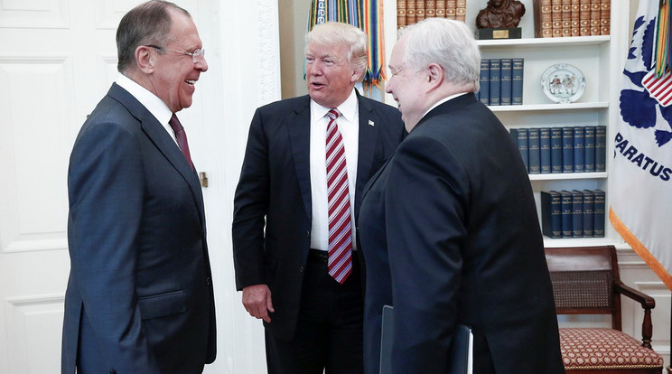 Trump és az orosz külügyminiszter, Lavrov találkozója. A Washington Post írt először arról, hogy itt szivárogtatott az USA elnöke /Fotó: AFP