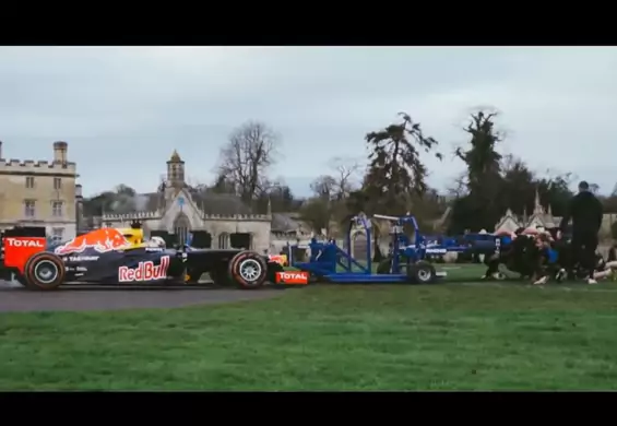 Człowiek vs maszyna! 8 rugbystów próbuje powstrzymać samochód Formuły 1. Kto wygra?