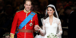 Najpiękniejsze suknie ślubne na brytyjskim dworze. Nie tylko kreacja Kate zachwycała