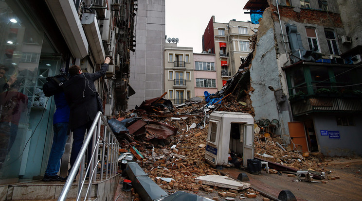 Összeomlott két ház Isztambulban - Fotó: MTI