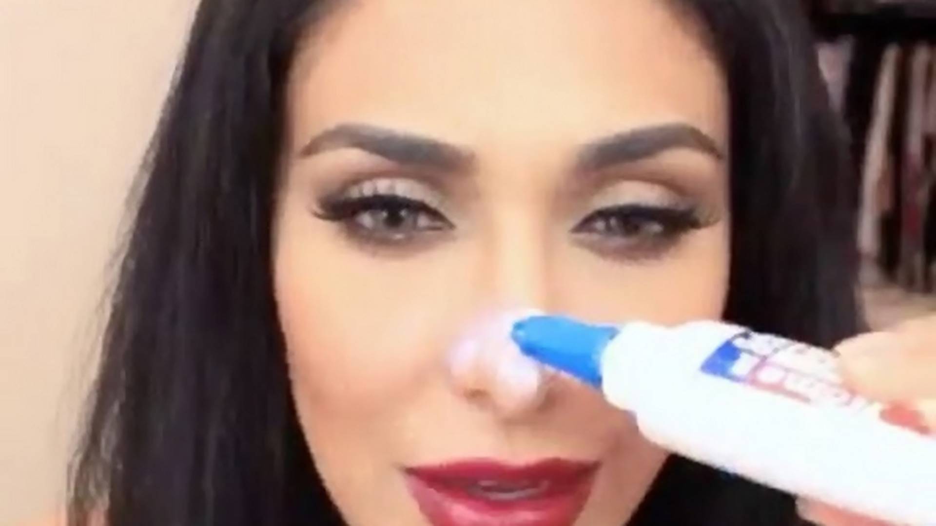 Žene masovno stavljaju lepak na nos - jer uklanja mitisere