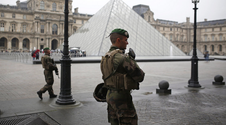 Katonák a Louvre udvarán - Macron itt ünnepli meg a győzelmét híveivel / Fotó: MTI