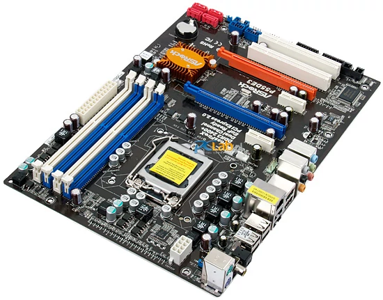 Dużo miejsca dookoła podstawki LGA1156 to po części zasługa braku radiatorów na sekcji zasilania procesora