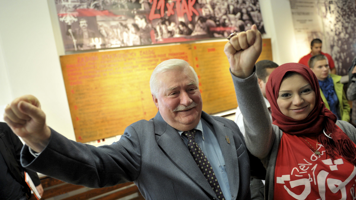 Lech Wałęsa spotkał się w Gdańsku z grupą rewolucjonistów z Egiptu i Tunezji. Obiecał im wsparcie. Radził, by w trakcie protestu i walki o zmianę władzy tworzyli odpowiednie partie i struktury. Przestrzegał też: za szybko chcecie się rozliczać z przeciwnikami.