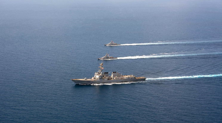 Az USS Mason és kísérőhajói / Fotó: AFP
