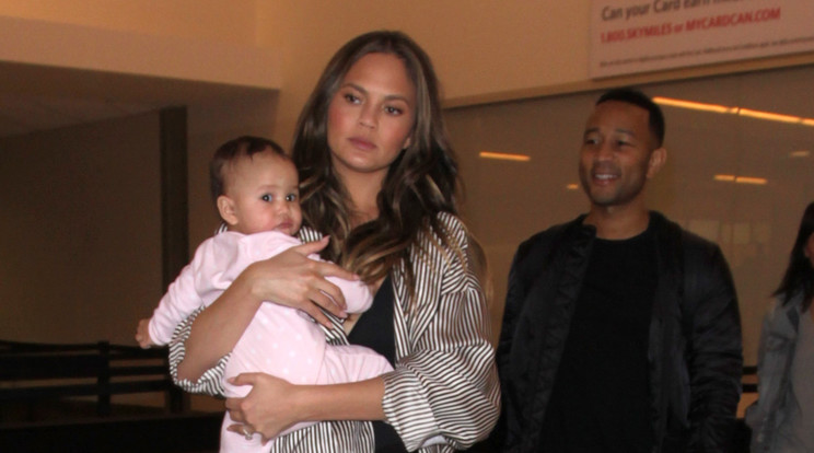 Chrissy Teigen őszintén mesélt a szülés utáni nehéz időkről /Fotó: Northfoto