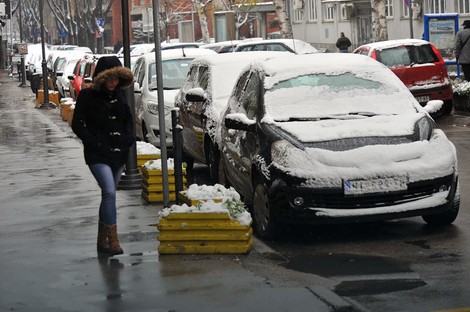 Sledi čišćenje: Sneg na automobilima u Nišu