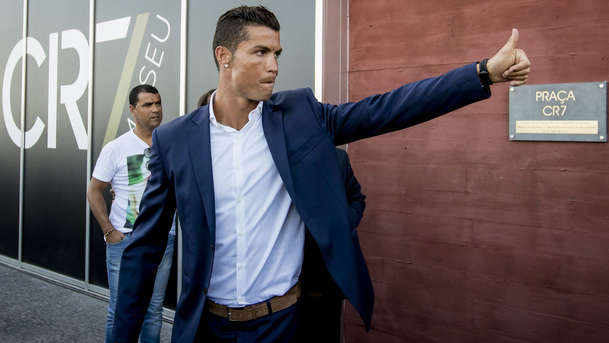 Cristiano Ronaldo został patronem portu lotniczego w swoim rodzinnym Funchal na Maderze. Przy okazji wizyty na wyspie portugalski piłkarz, grający tradycyjnie z numerem 7, otworzył w piątek pierwszy hotel noszący nazwę "CR7".