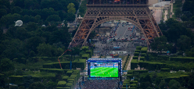 Euro 2016: francuska policja użyła gazu łzawiącego pod wieżą Eiffla