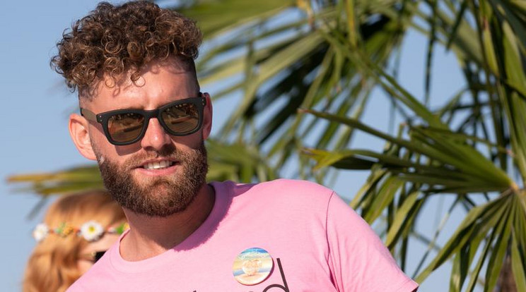 A Love Island című párkereső show műsorvezetője (Fotó: RTL Klub)