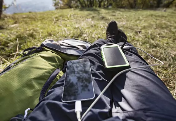 Solarny powerbank naładuje telefon na kempingu i podczas wędrówki