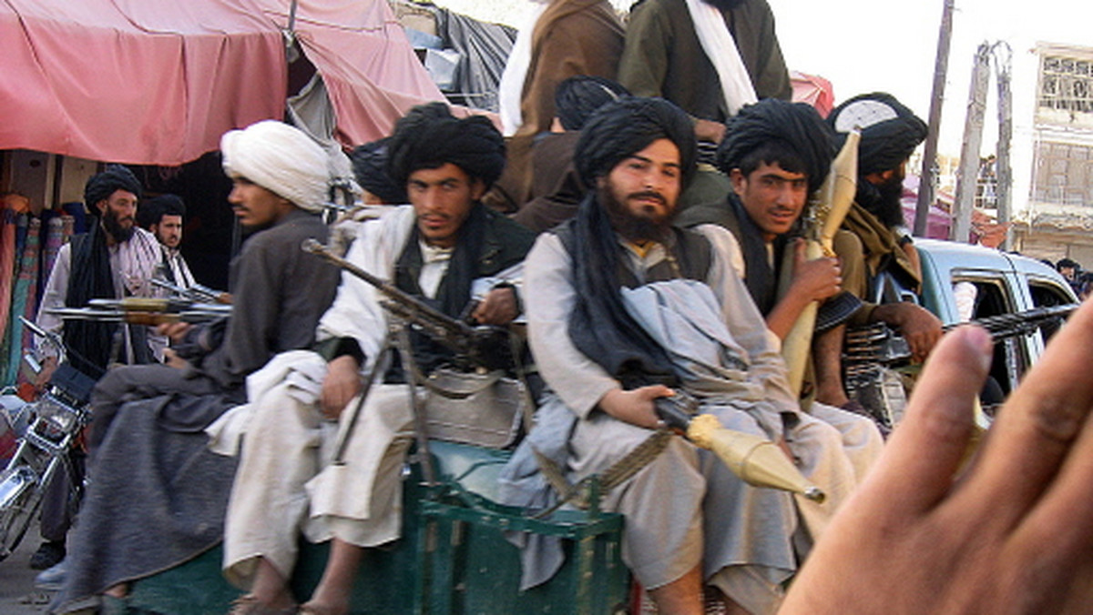 Talibowie porwali na wschodzie Afganistanu kandydata w sobotnich wyborach parlamentarnych, a w nocy z czwartku na piątek uprowadzili na północnym zachodzie kraju 18 osób, w tym członków komisji wyborczej - poinformowały lokalne władze.