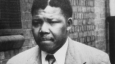 "Haarec": Mandela był szkolony przez agentów Mossadu