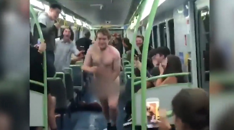 A nudista akción mindenki jól szórakozott / Fotó: Youtube