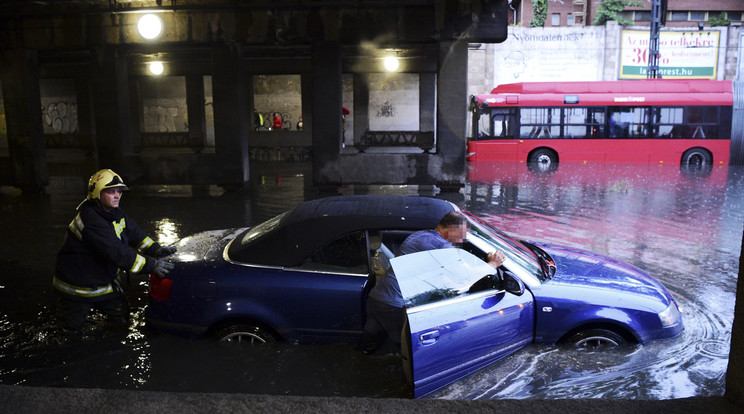 Vízben elakadt autót tolnak a VI. kerületben, a Podmaniczky és a Dózsa György út kereszteződésénél /Fotó: MTI