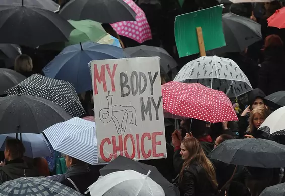 „Czarny poniedziałek” w strugach deszczu. Kobiety z całej Polski wyszły na ulice bronić swoich praw