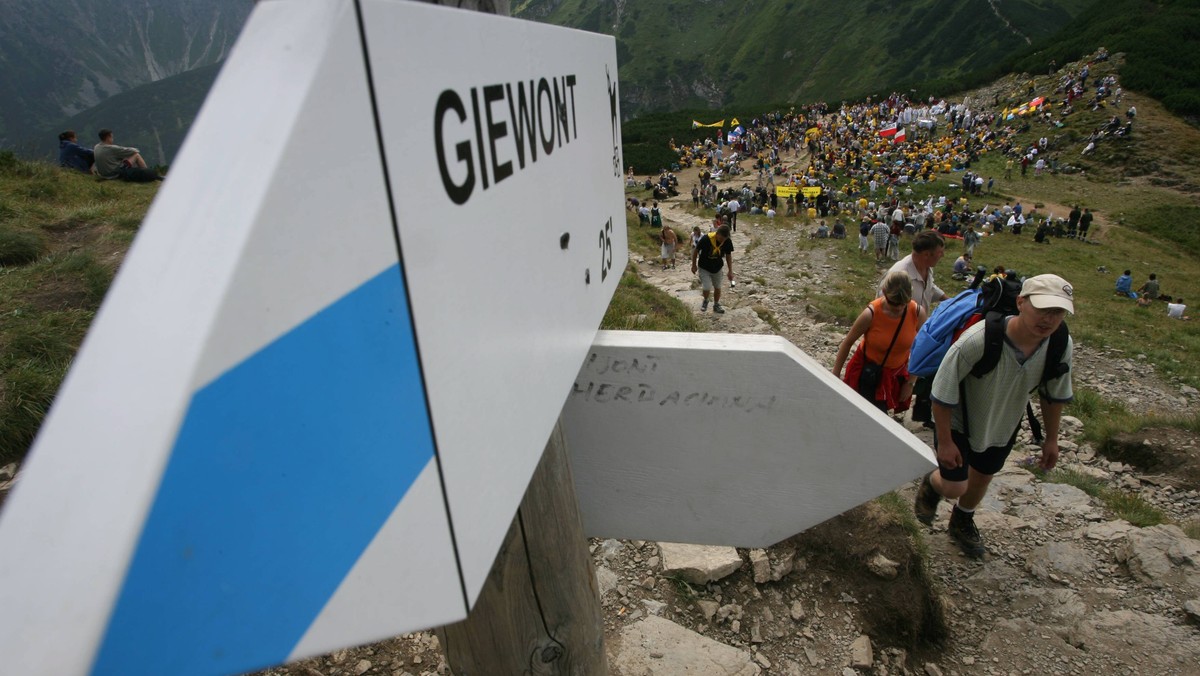 Paryż - wieża Eiffla, Rzym - Koloseum, Zakopane - Giewont, Giewont - krzyż. Mało kto może wyobrazić sobie Tatry bez krajobrazu ze znakiem Golgoty. Znakiem, który własnymi siłami, z własnej woli, z potrzeby serca umieścili tam mieszkańcy naszej górskiej stolicy.