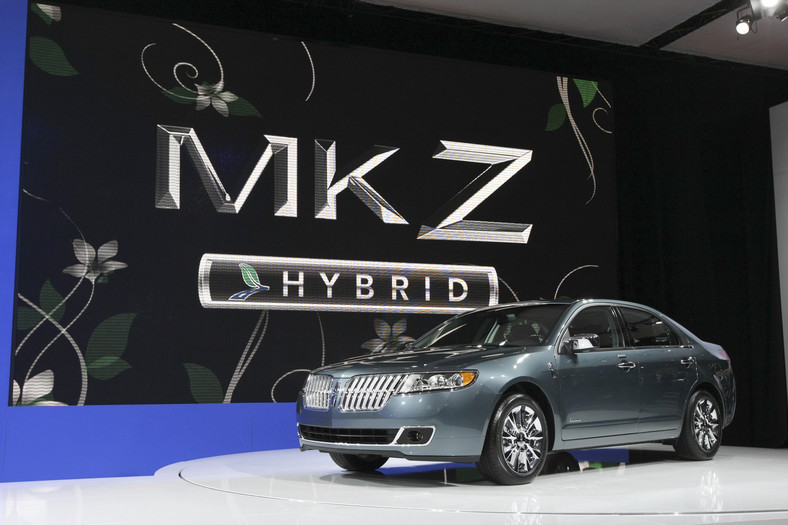 Samochód hybrydowy marki Ford Motor - Lincoln MKZ podczas marcowej wystawy New York International Auto Show (NYIAS) w Nowym Jorku
