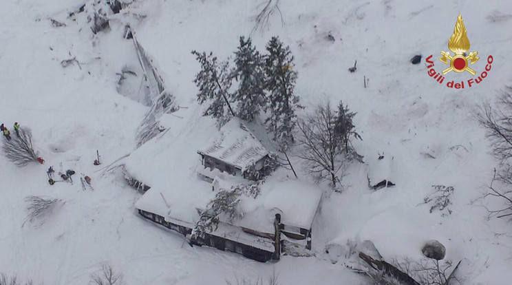 Félig beomlott a hegyi hotel a hó súlya alatt / Fotó: MTI