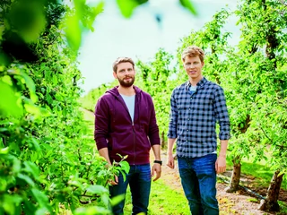 Adam Jędrzejewski (z lewej) i Paweł Szeroczyński oprócz soków i owoców chcą sprzedawać także inne produkty z jabłek