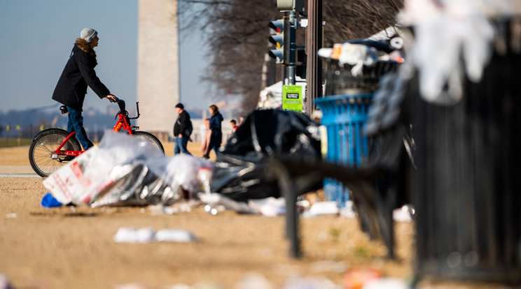Halomban áll a hulladék a washingtoni Lincoln-emlékmű közelében 2018. december 26-án, a kormányhivatalok átmeneti és részleges leállásának ötödik napján / MTI/EPA/Jim Lo Scalzo